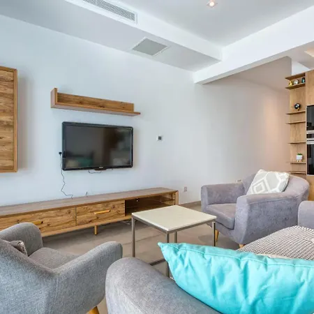 Valletta Views 2br Next To Zara *