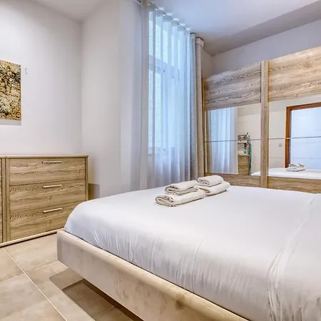 Valletta Views 2br Next To Zara * Sliema